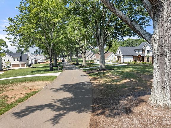 2nd image of 3925 Valley View Cir