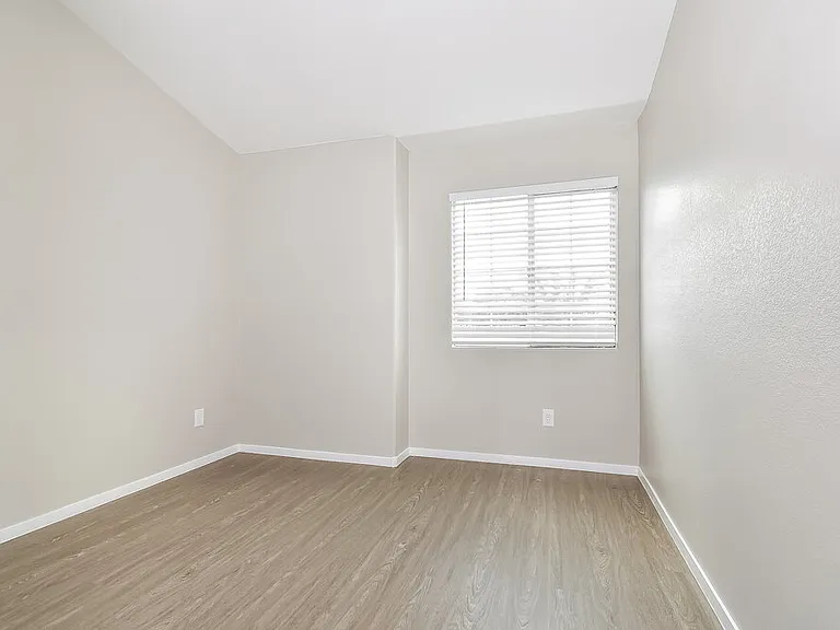 5828 Meadow Dale Dr — Photo 12