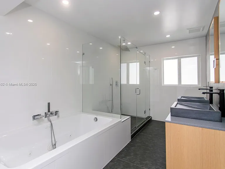 1218 Hollywood Blvd — Photo 34