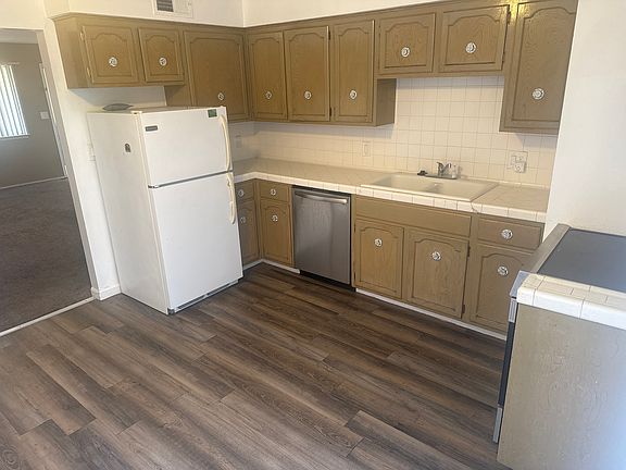 3rd image of 5085 E Belmont Ave #B