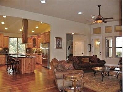 5th image of 22575 Montclaire Ct