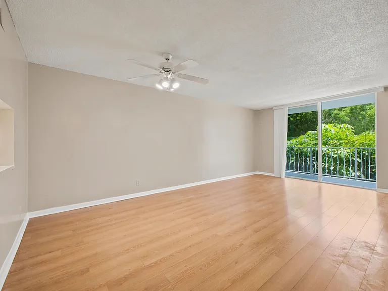500 Executive Center Dr #2M — Photo 3