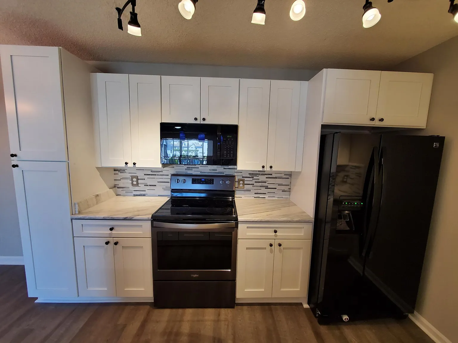 2258 Essex Dr — Photo 2