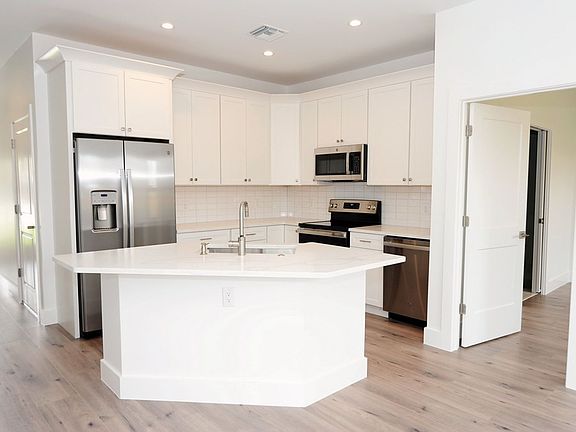 5th image of 27851 Wisconsin St