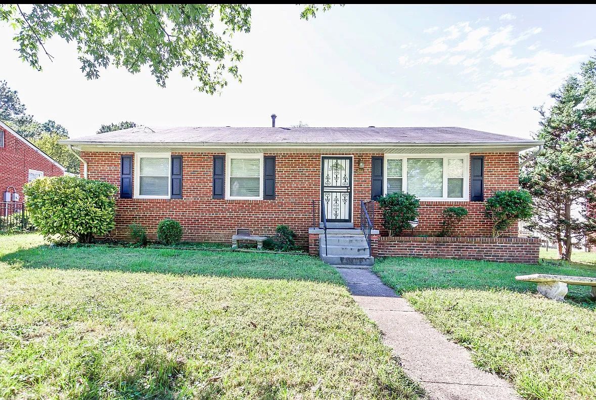 3 bed, 1.5 bath, 1032 sqft, $1,695 — Photo 1