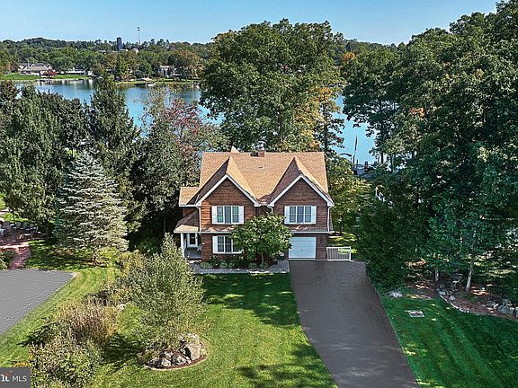 2nd image of 440 Lake Meade Dr