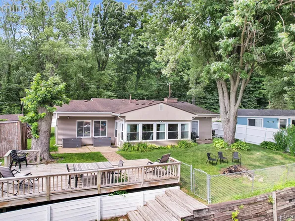 1890 Darwin Rd, Pinckney, MI 48169