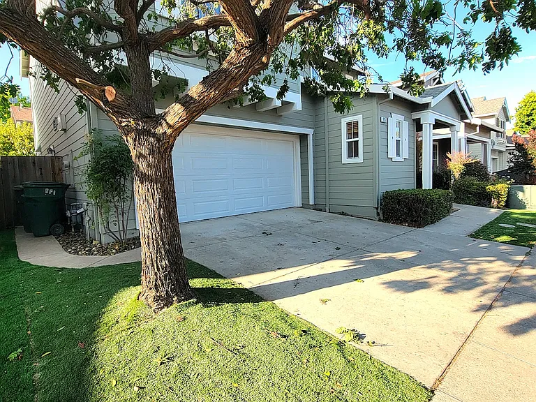 925 Gates St — Photo 3