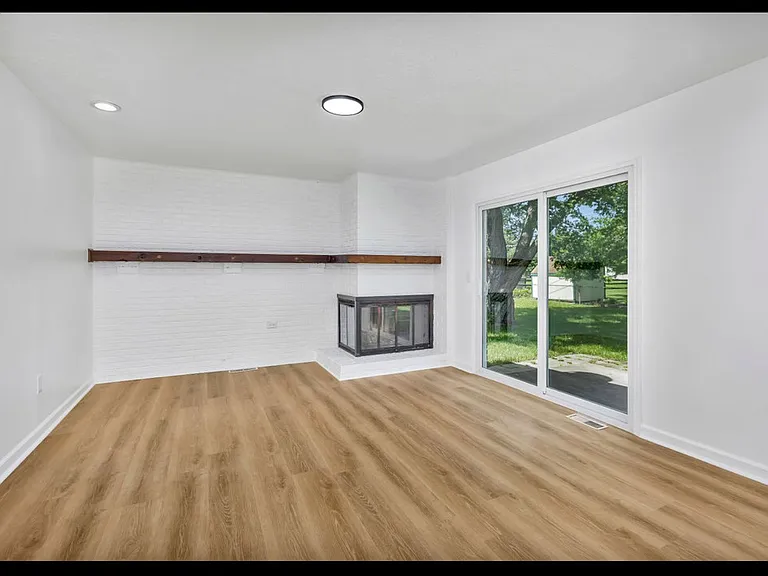 965 Rustic Ct — Photo 3