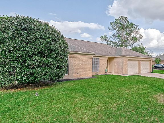 2nd image of 1801 Laurel Oaks Dr