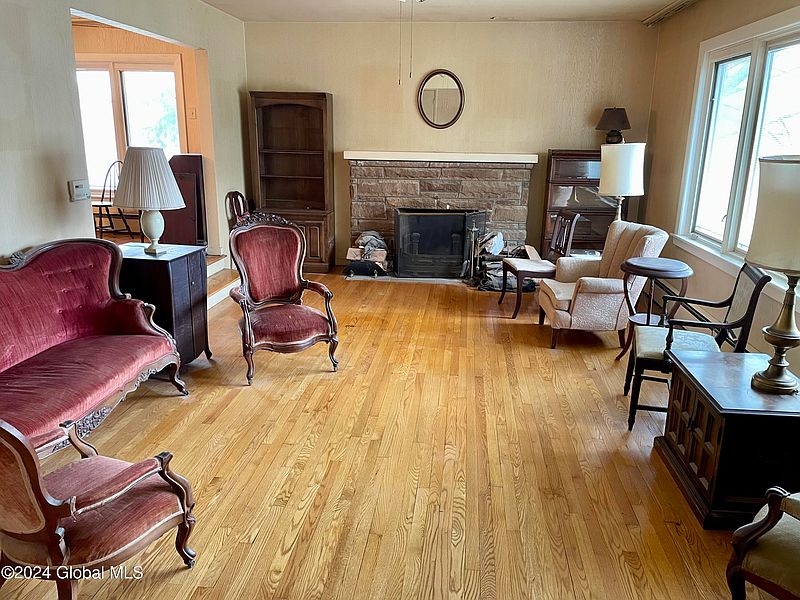 4th image of 316 S Main Avenue