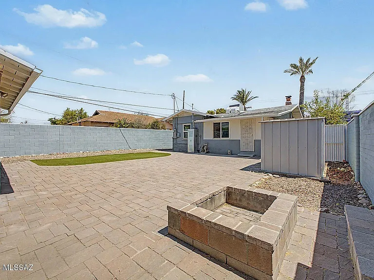 825 E Helen St — Photo 33