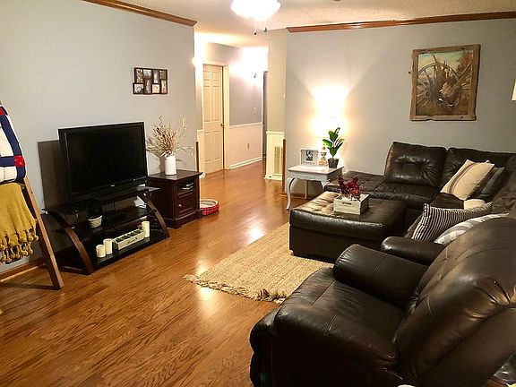 2nd image of 806 N Park Dr