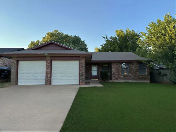 1013 NW 25th St, Moore, OK 73160