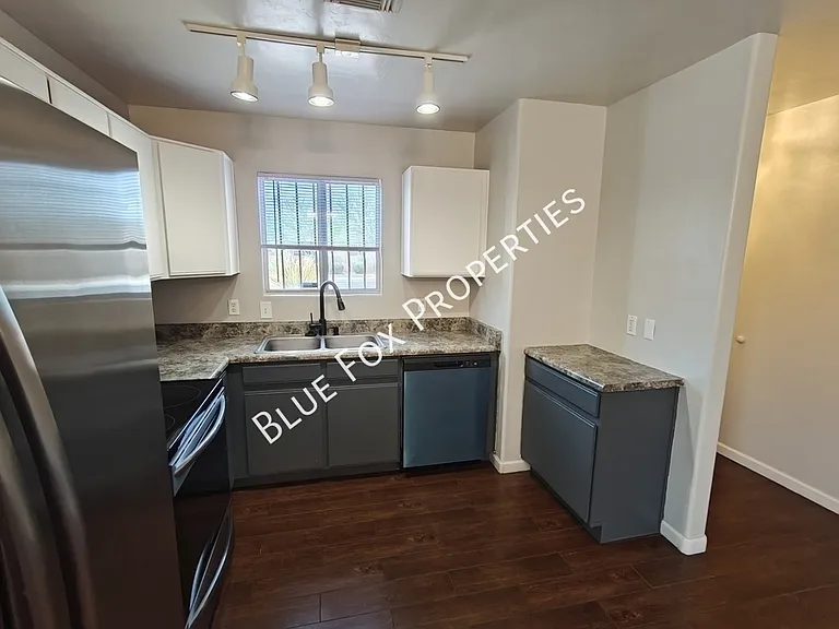 100 E Medina Rd — Photo 6