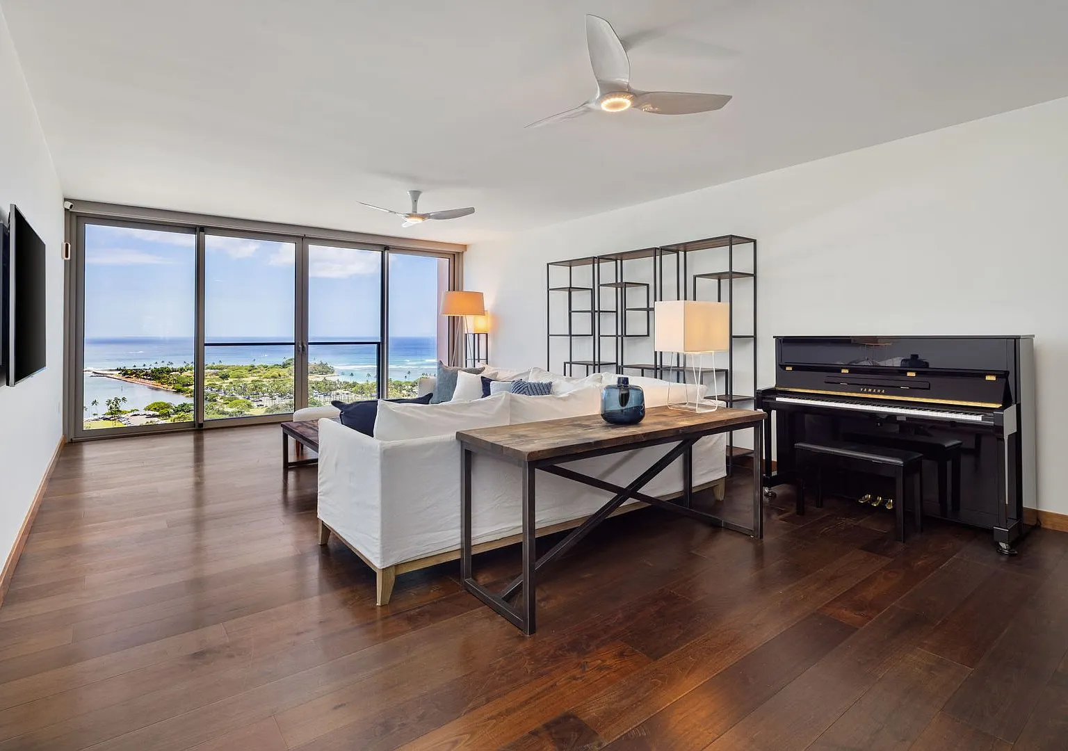 Luxury PH. Ocean Views. Resort Like Amenities — Photo 1