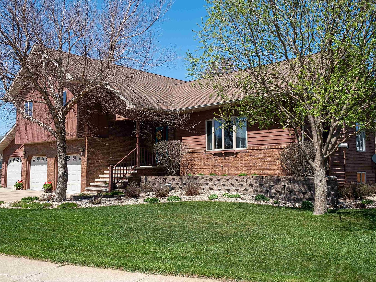 1038 NE 8th St, Madison, SD 57042 Zillow