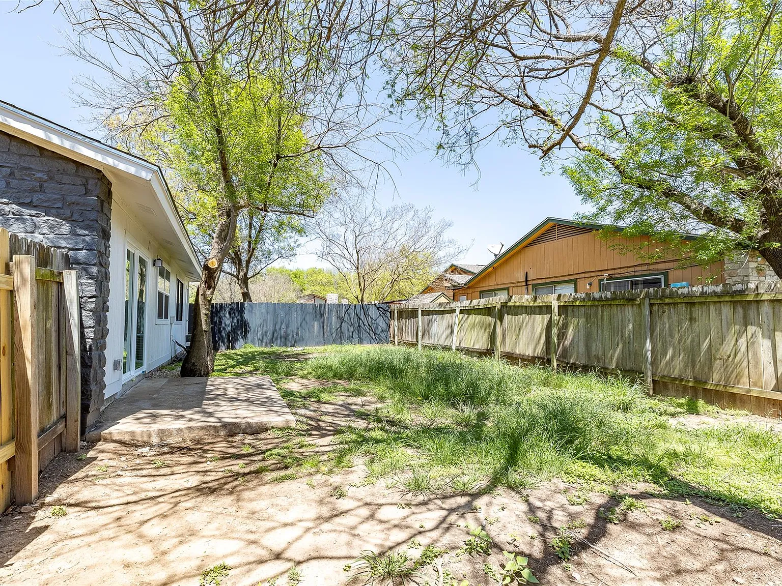 3 bed, 2.0 bath, 2098 sqft, $1,700 — Photo 2