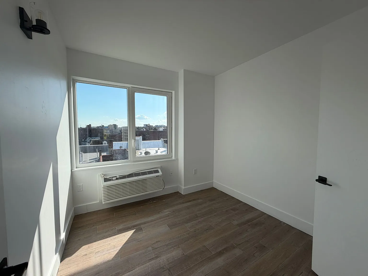3 bed, 1000 sqft, $3,811 — Photo 3