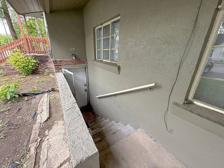 111 E Plum St — Photo 35