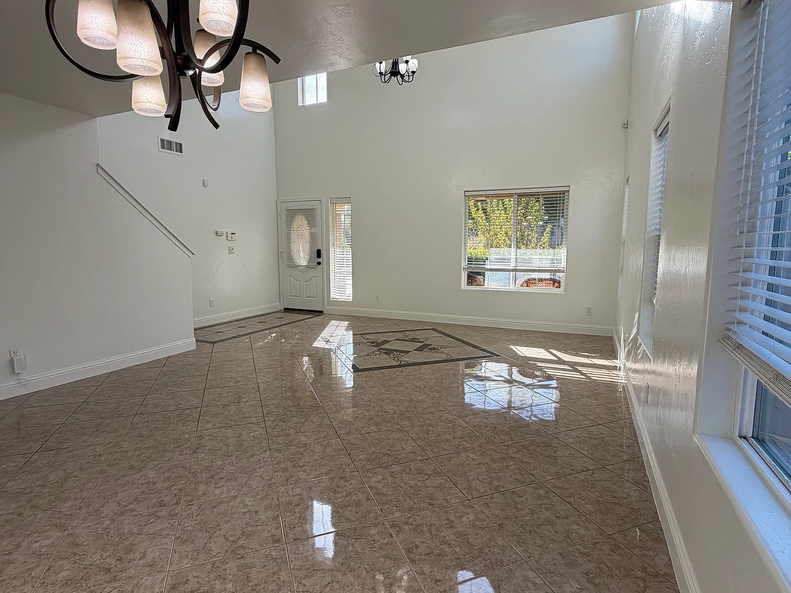 4 bed, 2305 sqft, $3,200 — Photo 3