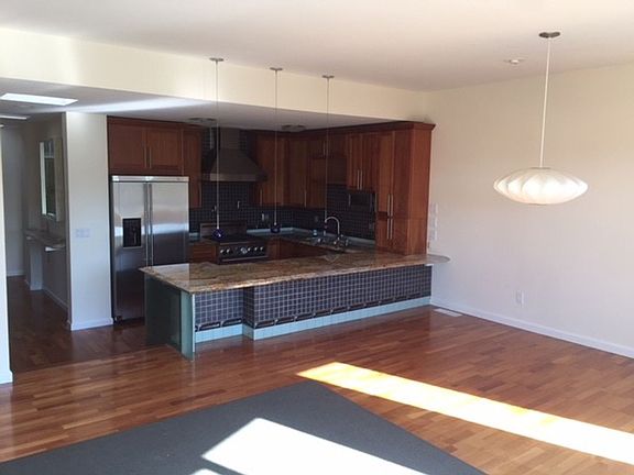 5th image of 2918 Van Ness Ave #3