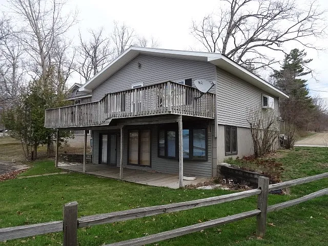 590 Bayview Dr photo 1