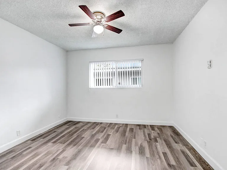 Country Club Apartments — Photo 20