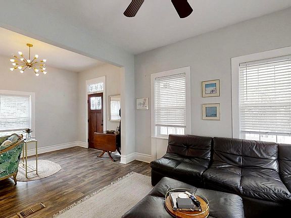 3rd image of 1020 E De Soto St