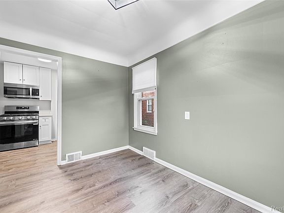 5th image of 21228 Newcastle Rd