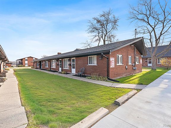 3rd image of 3915 Devon Rd