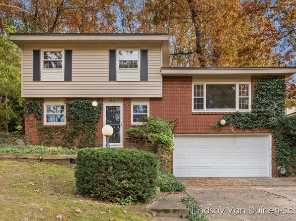 2246 Holliday Dr SW, Wyoming, MI 49519