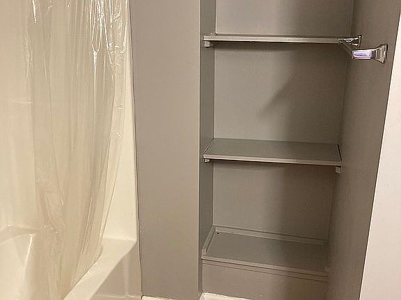 465 Craft St Apt A bath