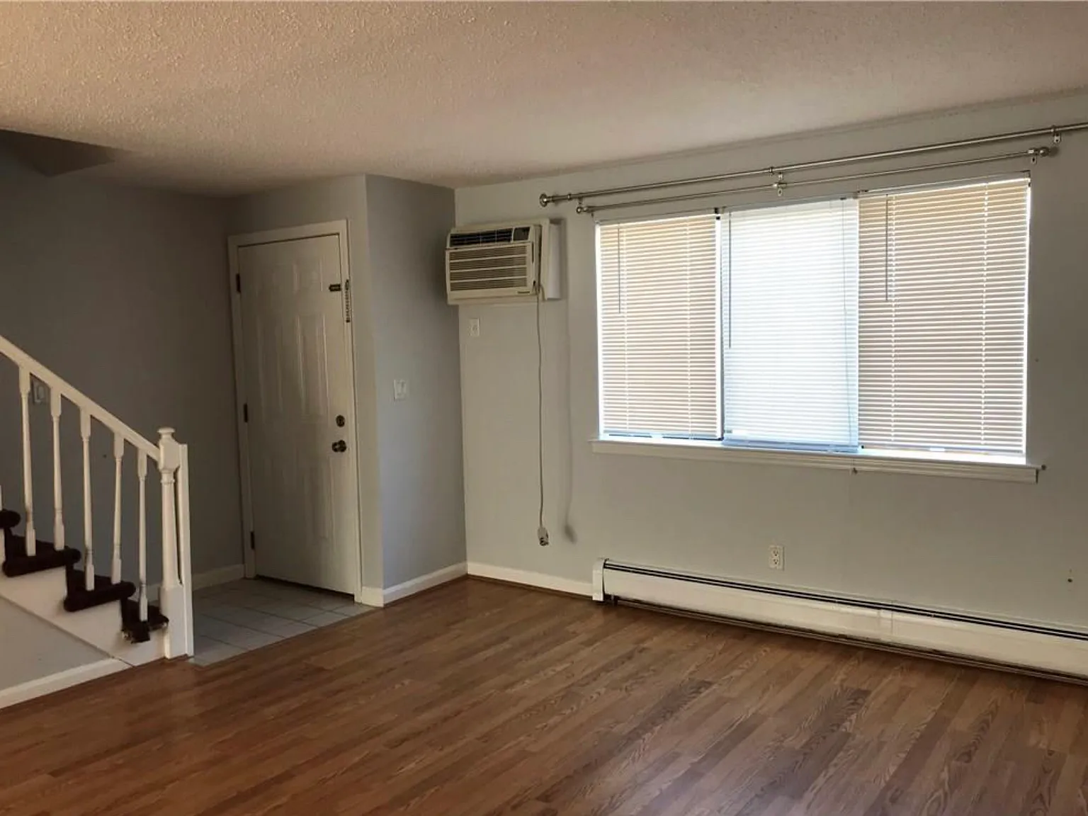 2 bed, 969 sqft, $2,300 — Photo 3