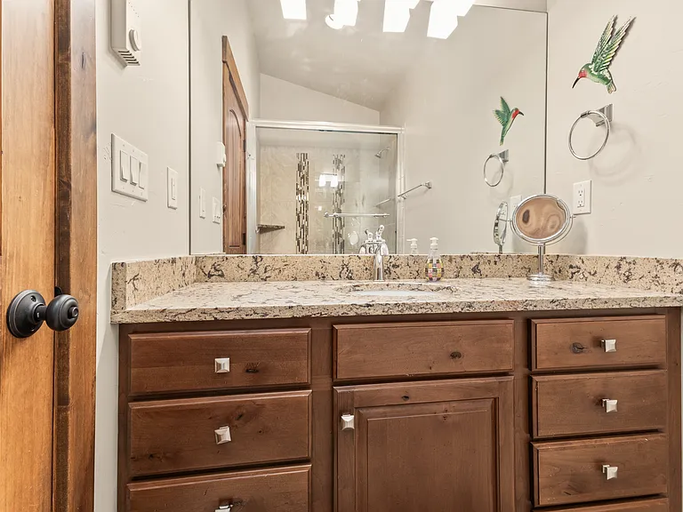 Ensuite bathroom for King bedroom #2