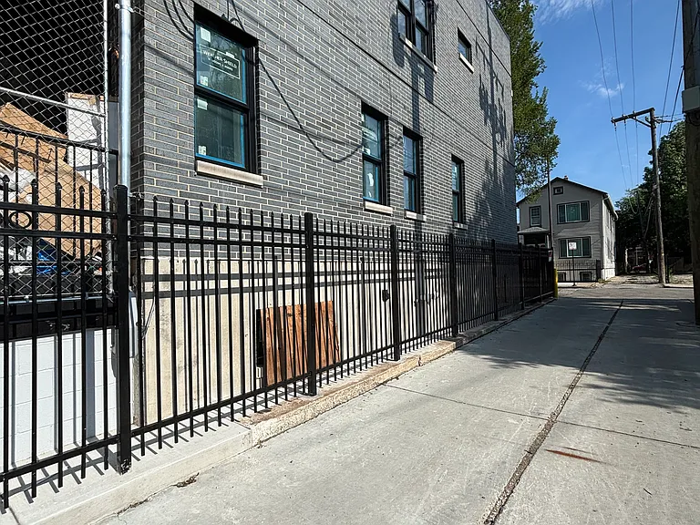 713 W 19th Pl #1 — Photo 4