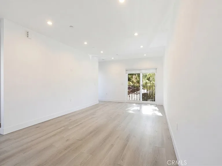 21721 Hart St — Photo 7