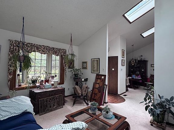 4th image of 669 Curry Ave