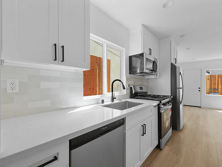 1214 S Mariposa Ave #121814 — Photo 4