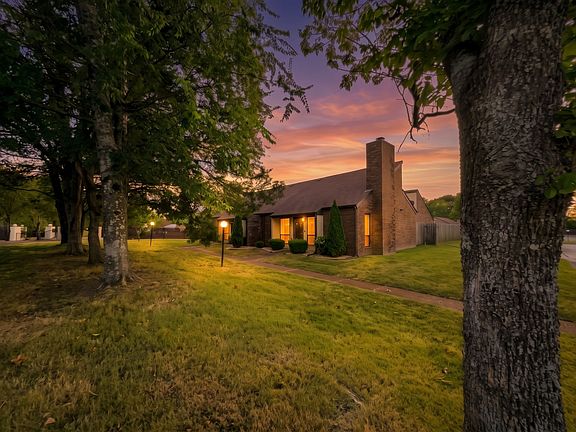3rd image of 100 Castlewood Ln
