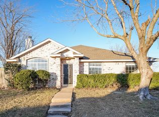 903 Crestwood Dr, Cedar Hill, TX 75104