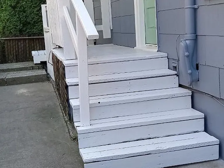 1916 NE Everett St — Photo 3