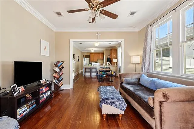 2 bed, 1.0 bath, 976 sqft, $1,600 — Photo 2