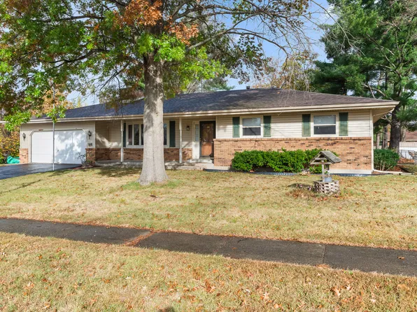 210 Hough Dr, Machesney Park, IL 61115