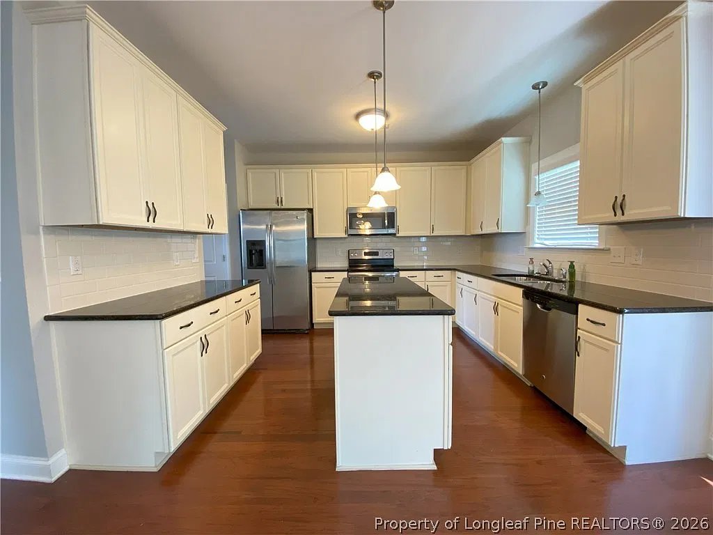 3 bed, 2.5 bath, 2410 sqft, $2,000 — Photo 4