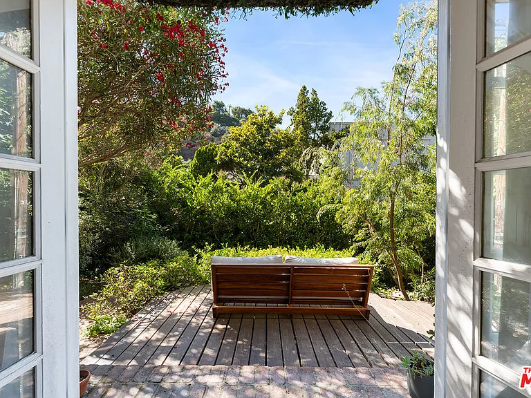 8926 Wonderland Ave — Photo 16