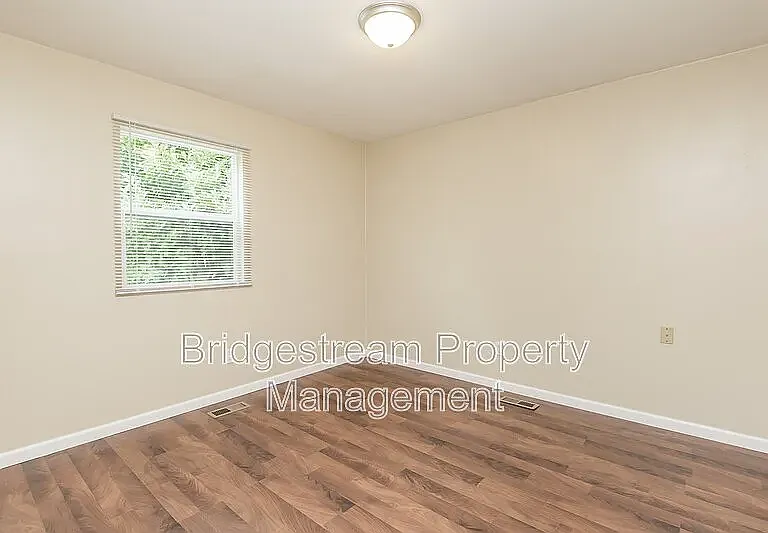 340 Walnut St — Photo 14