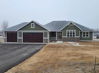 W7251 Silver Mist Ln, Pardeeville, WI 53954