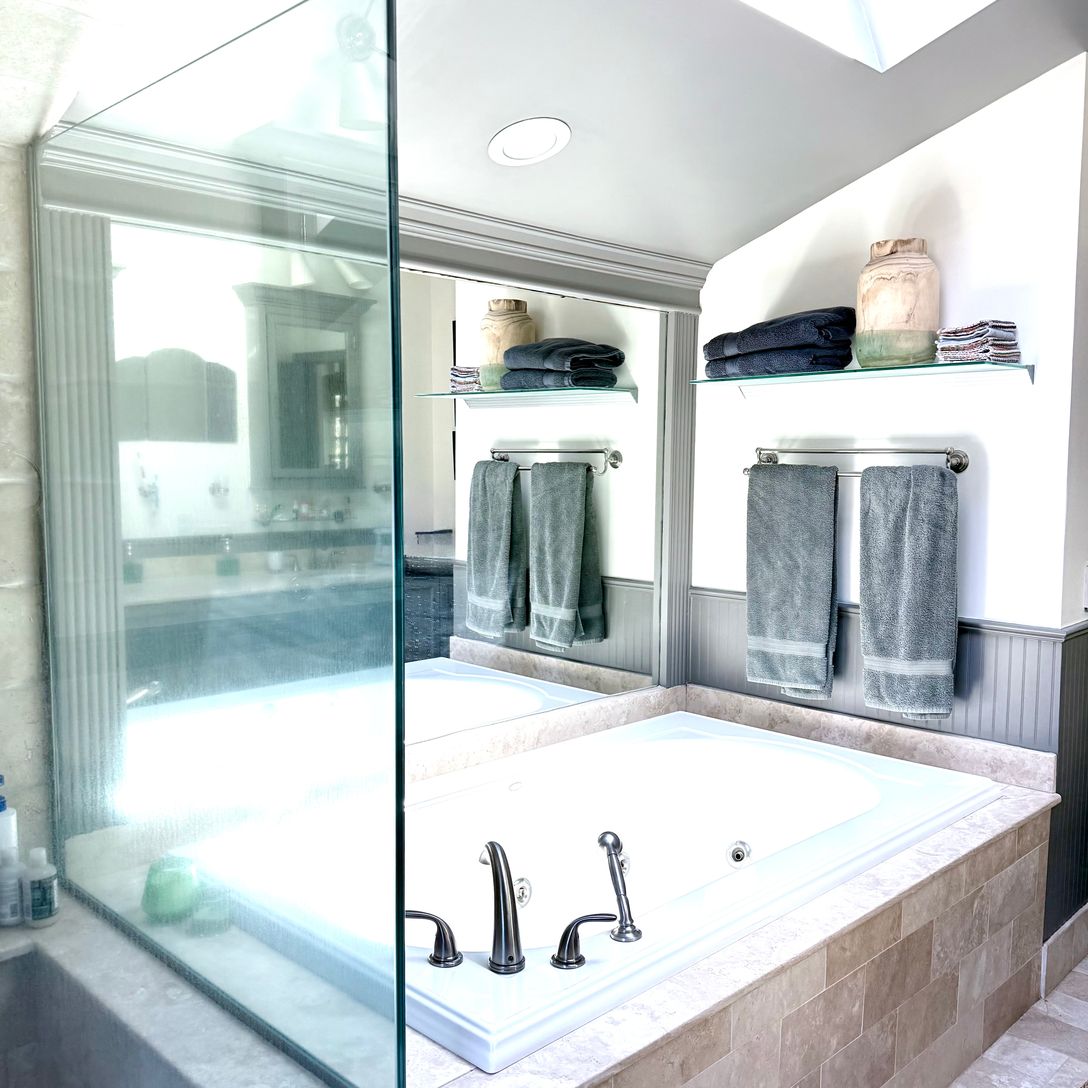  Fully appointed master bath