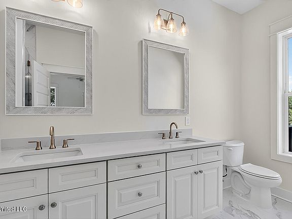 5th image of 124 N Court St #304